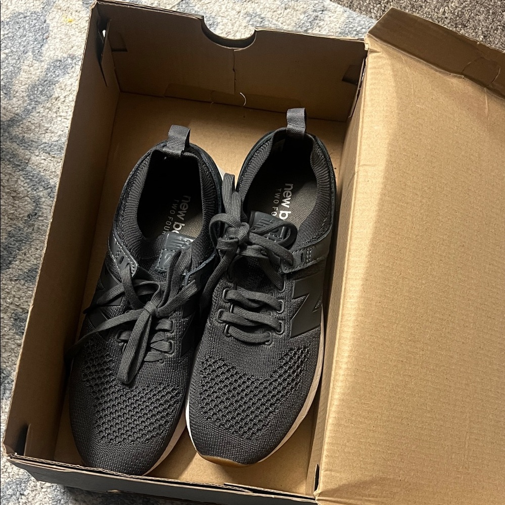 New Balance Men’s Black Knit Lace-Up Sneakers